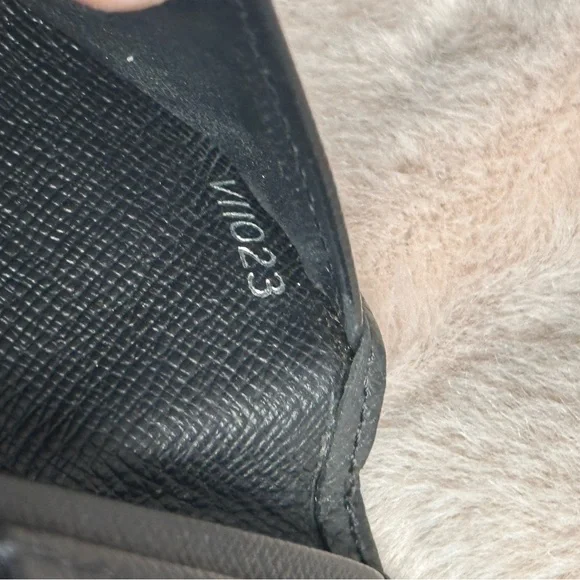 🌹✨🖤Authentic Louis Vuitton Taiga Porte Barre Hand Painted Rose Wallet - Picture 15 of 16